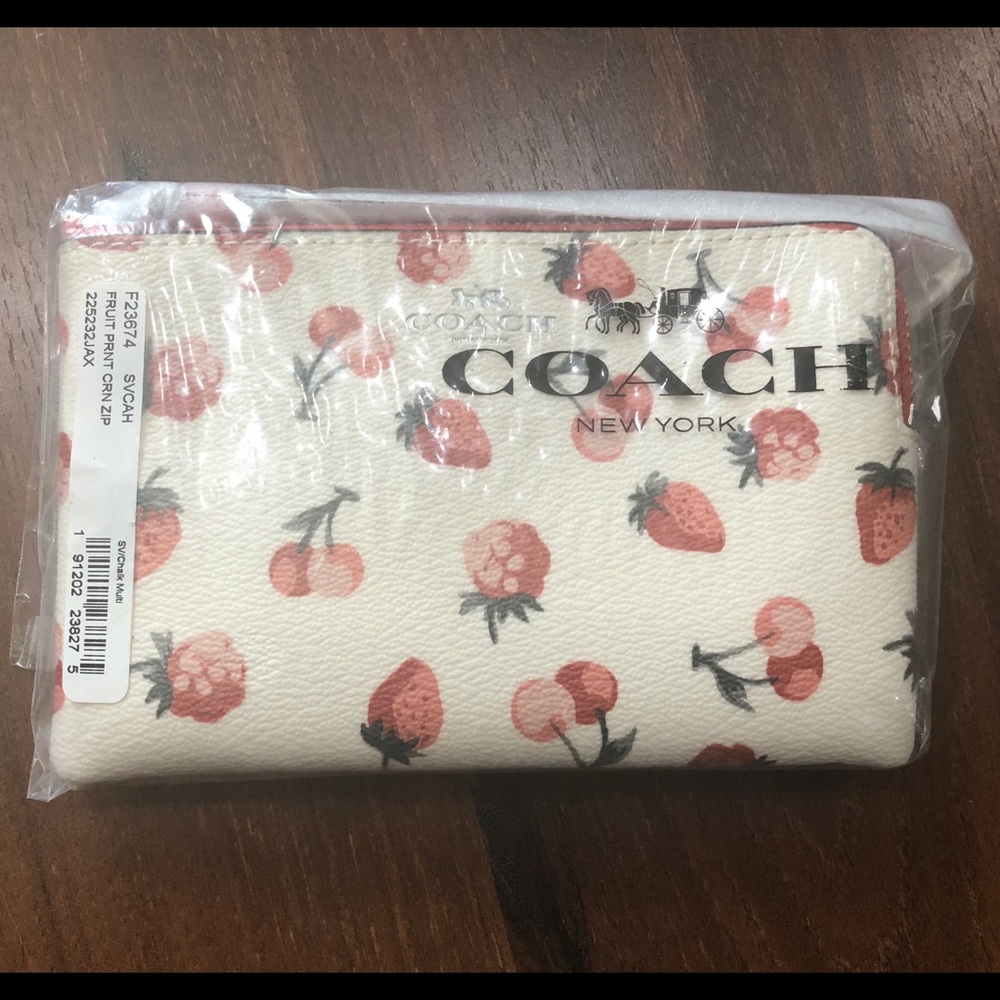 ❗️SOLD❗️COACH corner zip wristlet wallet berries - Picture 7 of 8